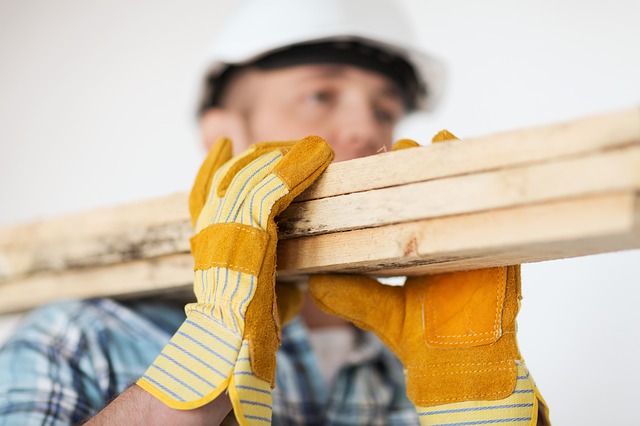 pracovník se dřevem